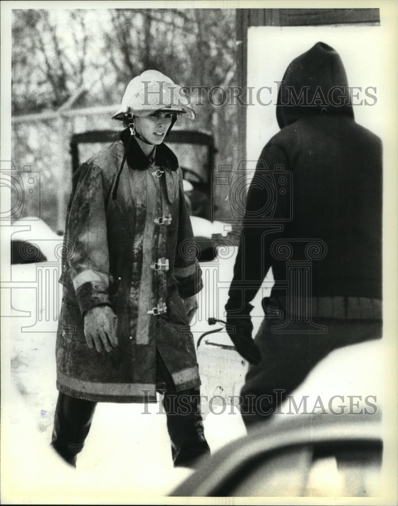 1979 Press Photo Iowa City Firefighter Linda Eaton Responds to a Small Fire - Historic Images