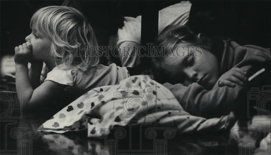 1985 Press Photo Bethany Perkin and her sister Amy at Pillow Pops Concert - Historic Images