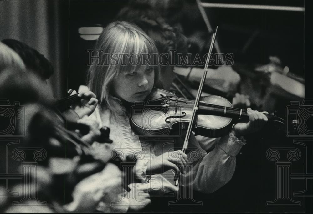 1985 Press Photo Violinist perform at Bradley Pavilion from Elm School of Arts - Historic Images