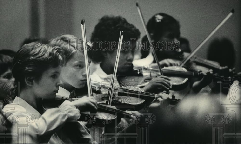 1985 Press Photo Students from Elm School for Creative Arts perform at concert - Historic Images
