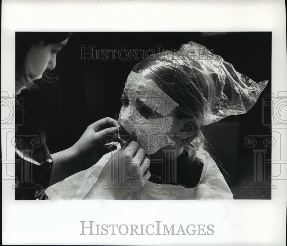 1993 Press Photo Wendy Mertyl wearing a mask at Tonawonada Elementary School - Historic Images