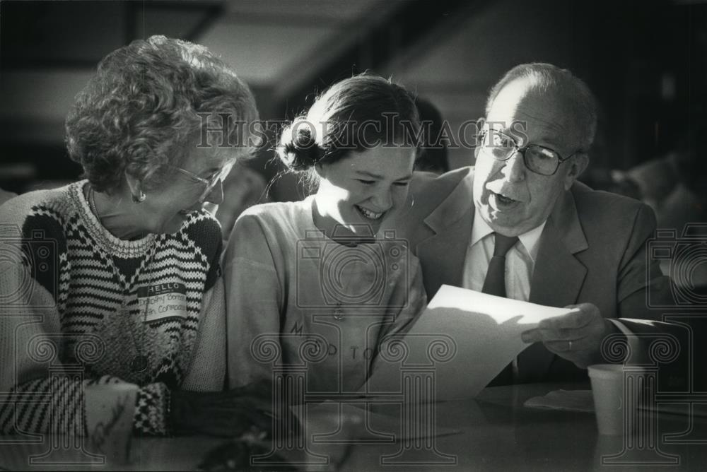 1992 Press Photo Beth Conradson and her grandparents at her school in Wisconsin - Historic Images