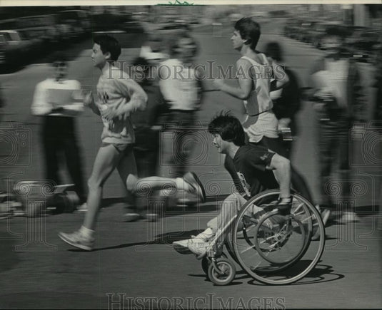 1985 Press Photo A wheelchair entrant and runners sprint to finish in Milwaukee - Historic Images