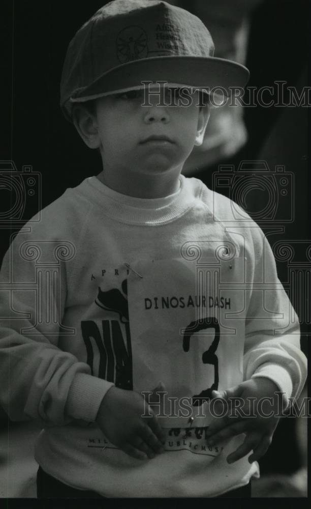 1994 Press Photo Sean Mackman waits for his mother at the Dinosaur Dash marathon - Historic Images