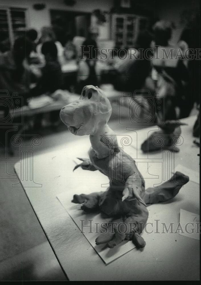 1984 Press Photo Clay Model of Dinosaur Made by Child at Milwaukee Museum - Historic Images