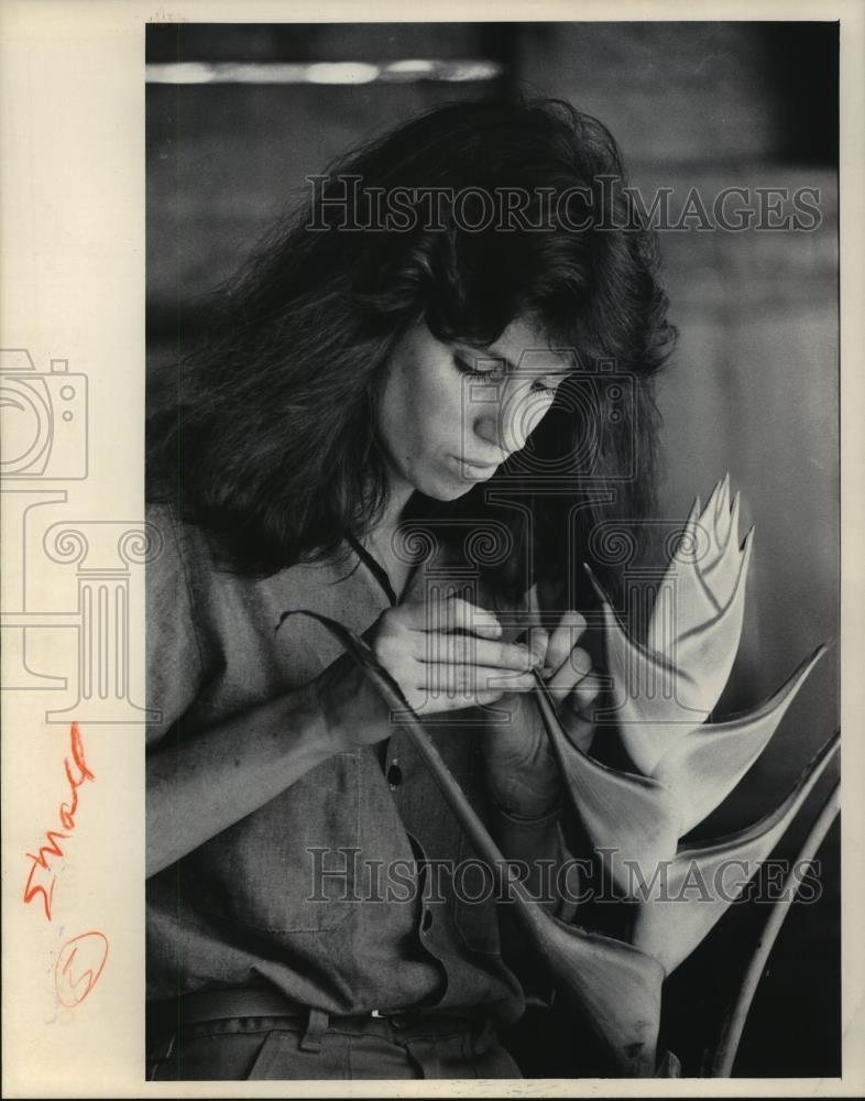 1986 Press Photo Connie Brand Makes False Bird-of-Paradise Bloom For a Mold - Historic Images