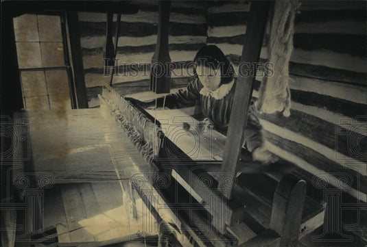 1982 Press Photo Bonny Nelson Demonstrates Shawl Weaving at Kvalle House - Historic Images