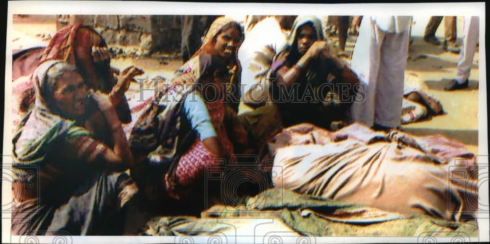 1993 Press Photo Earthquake in India, death toll tops 20,000, rain slows search - Historic Images