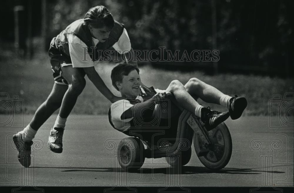 1992 Press Photo Shawn Hofstetter pushes Paul Piering to starting line. - Historic Images