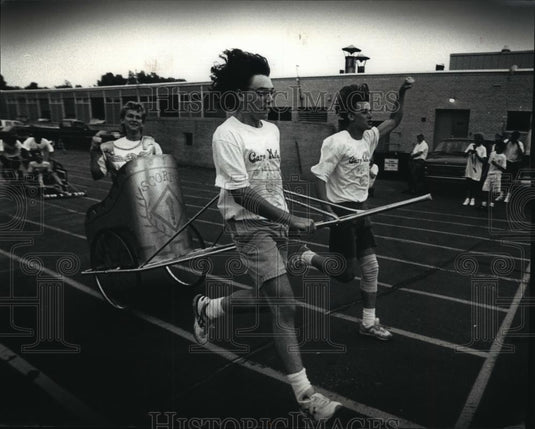 1991 Press Photo The Winners of eighth grade boys chariot race at Elmwood Middle - Historic Images