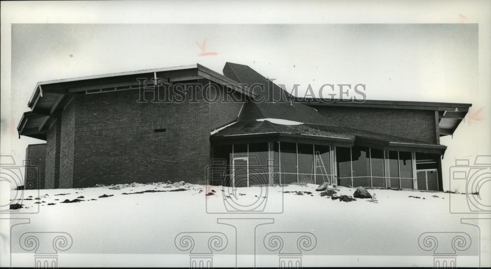 1977 Press Photo Outer view of Elmbrook Church in Brookfield, Wisconsin - Historic Images