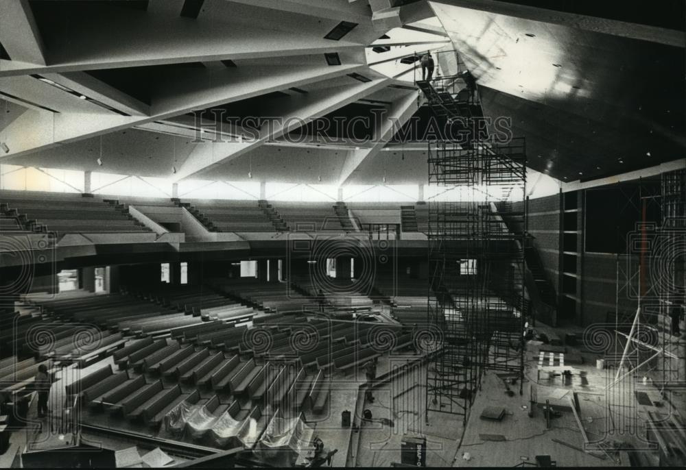 1994 Press Photo Construction of the Elmbrook Church in Brookfield, Wisconsin - Historic Images