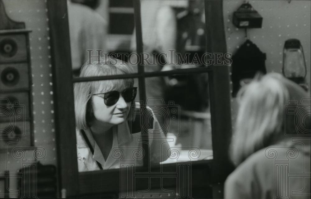 1994 Press Photo Diana Hecker checks out antiques in Wirth Park, Wisconsin - Historic Images