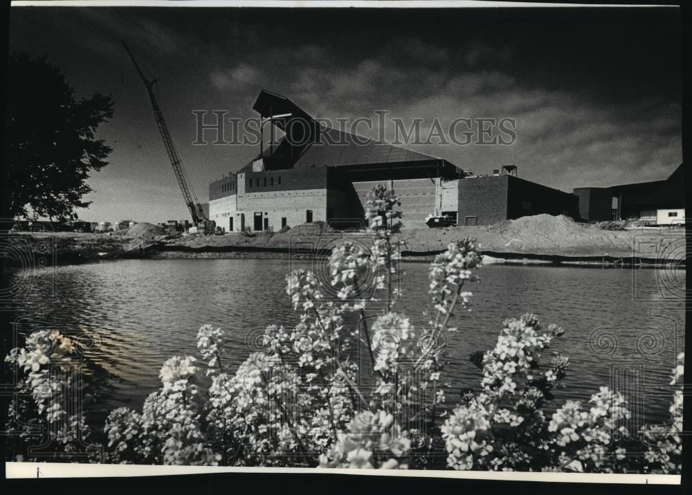 1993 Press Photo Exterior construction of Elmbrook Church, Brookfield, Wisconsin - Historic Images