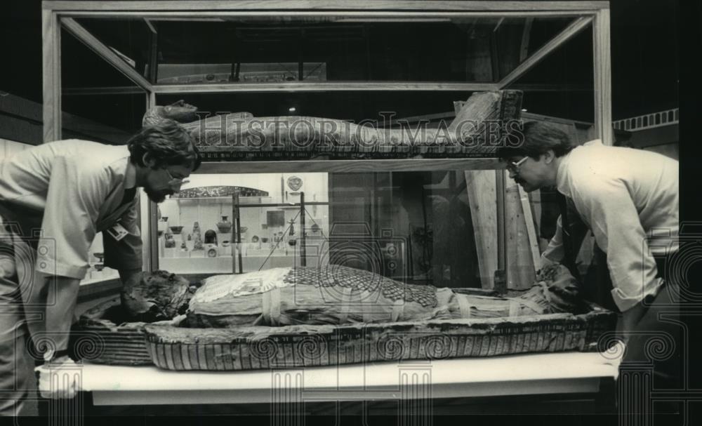 1986 Press Photo Rob Harvey and Carter Lupton move a mummy to its new exhibit - Historic Images