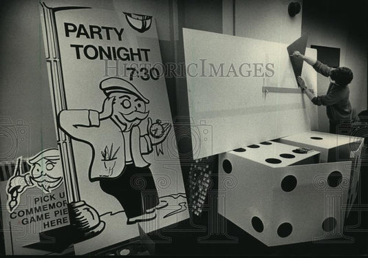 1987 Press Photo Milwaukee Art Museum, fund-raiser's character displayed. - Historic Images
