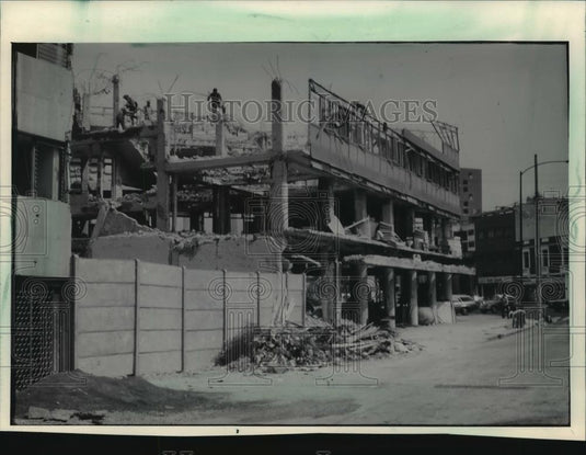 1986 Press Photo Workers used hand tools to demolish building in Mexico City - Historic Images