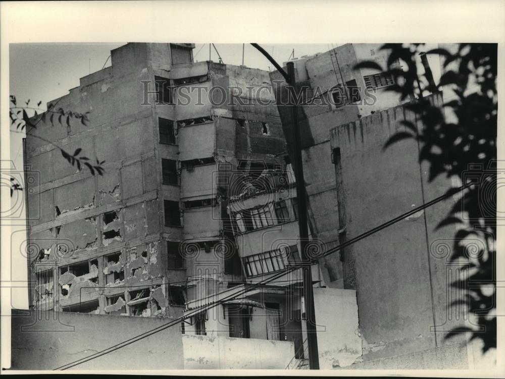 1985 Press Photo Earthquake left DeCarlo Hotel tilted at a angle in Mexico City - Historic Images