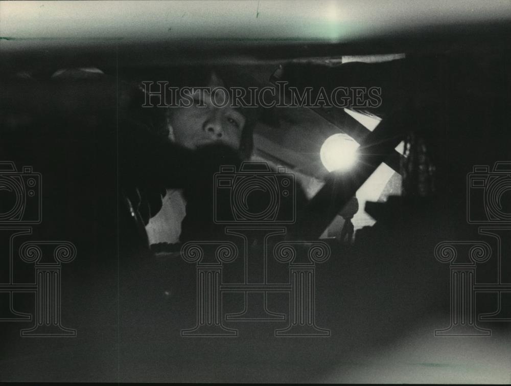 1985 Press Photo Man crawls 40ft between concrete slabs in a collapse building. - Historic Images
