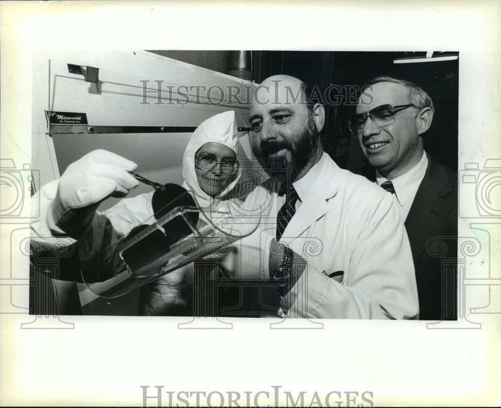 1984 Press Photo Milwaukee, Eaton corporation Microelectronics research lab. - Historic Images