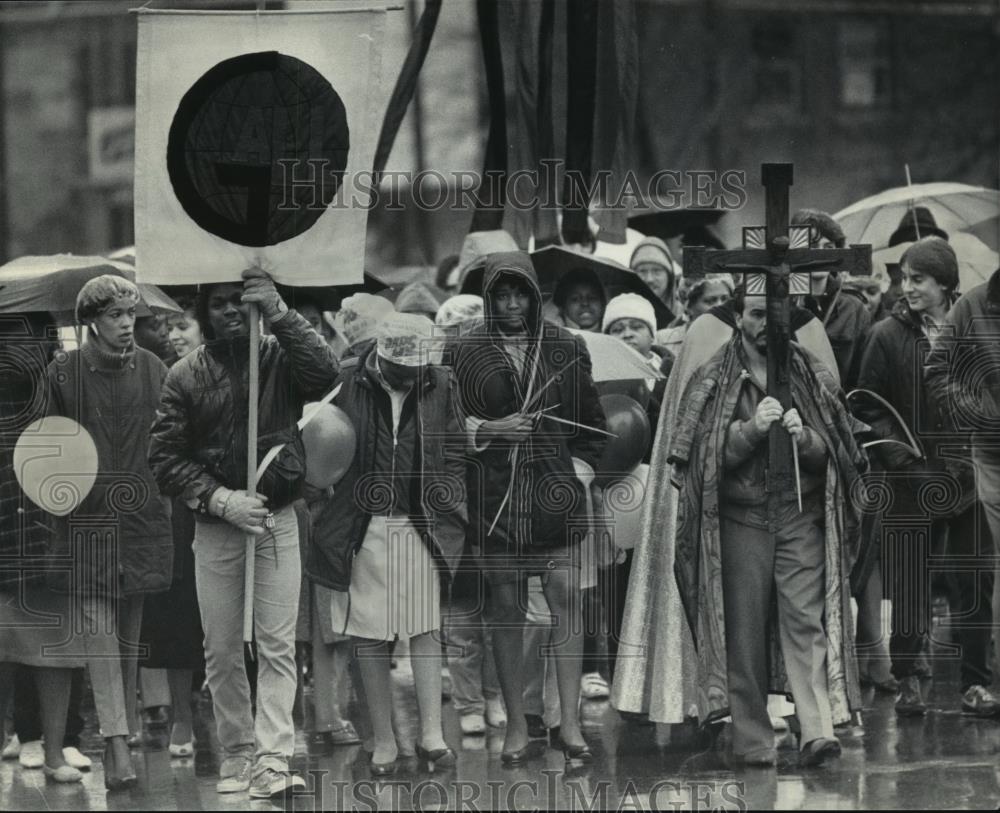 1985 Press Photo Members of two city churches marched during Palm Sunday - Historic Images