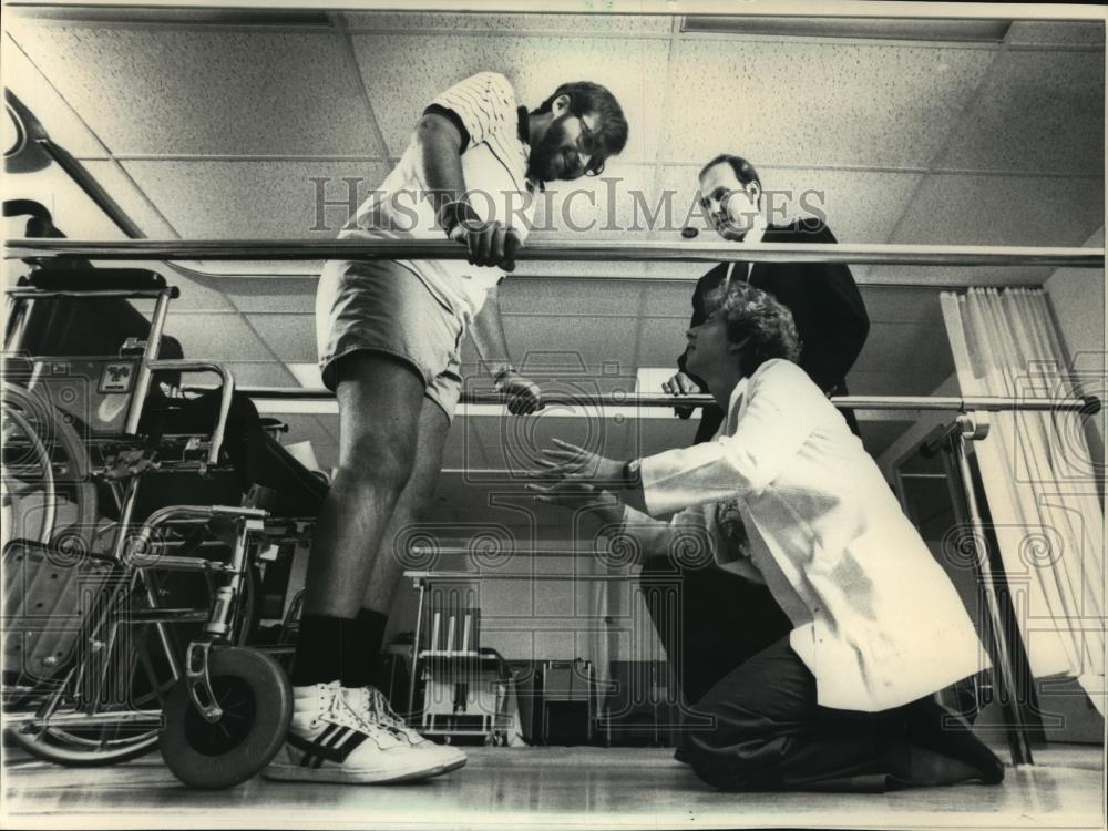 1986 Press Photo Steve Eaton with therapist Kris Letgers and Doctor James Mikuta - Historic Images