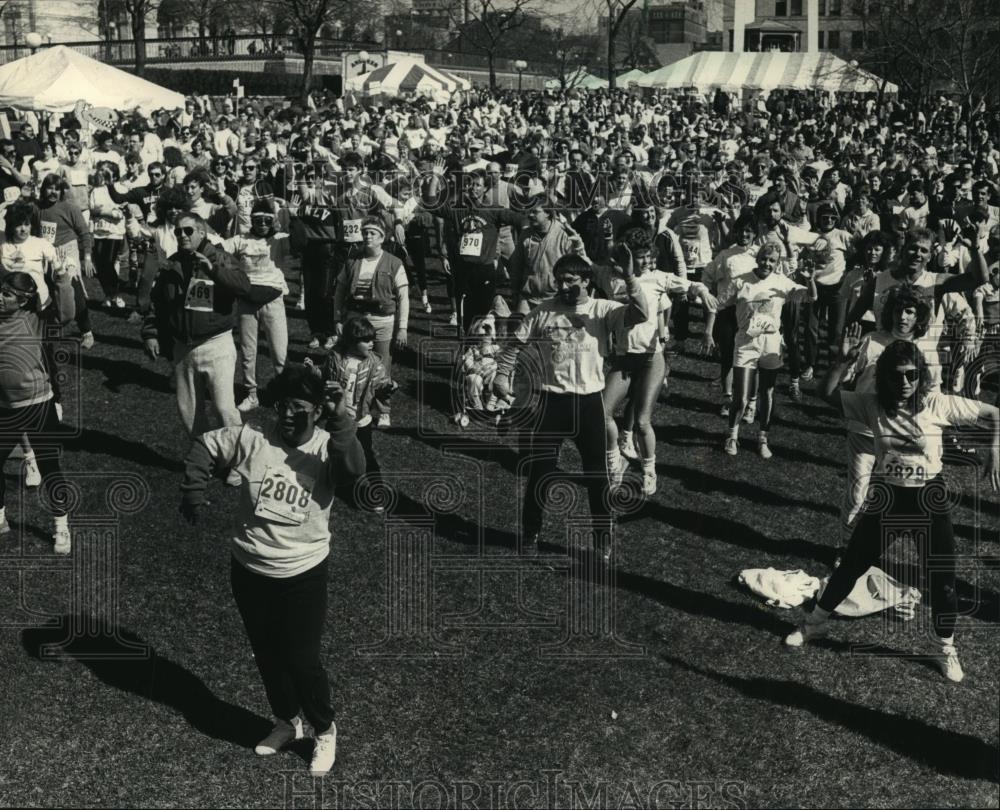 1988 Press Photo Runners warm-up before an annual downtown Milwaukee race - Historic Images