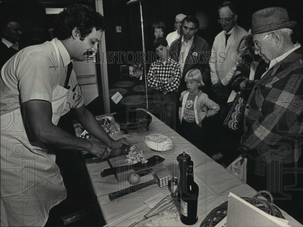 1986 Press Photo George Kosier cooks in front of a crowd at the Milwaukee Museum - Historic Images