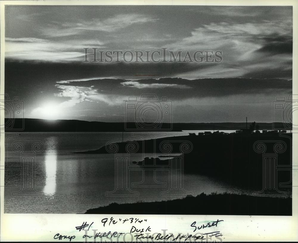 1981 Press Photo Nightfall on the Duck Creek campground in the Montana badlands - Historic Images