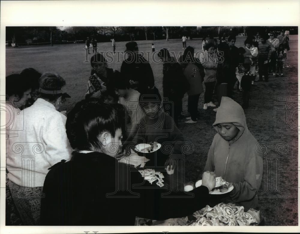 1994 Press Photo Homeless People After California Earthquake Line Up for Meals - Historic Images