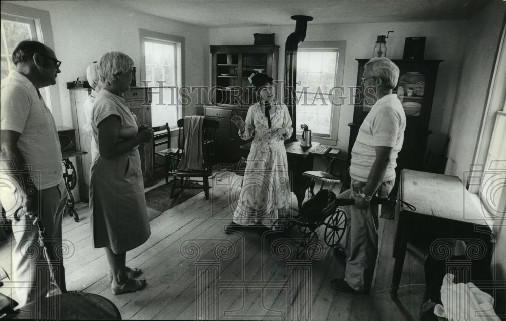 1977 Press Photo Sally Licht Tells Visitors About the Benson House, Wisconsin - Historic Images