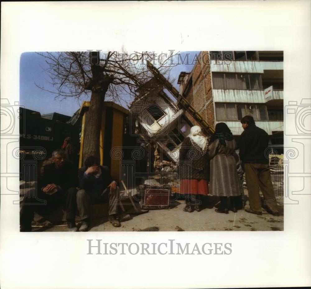 1992 Press Photo Workers Clear Rubble After Earthquake in Erzincan, Turkey - Historic Images