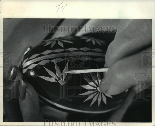 1985 Press Photo Geometric figures being placed on a Ukrainian Easter egg - Historic Images
