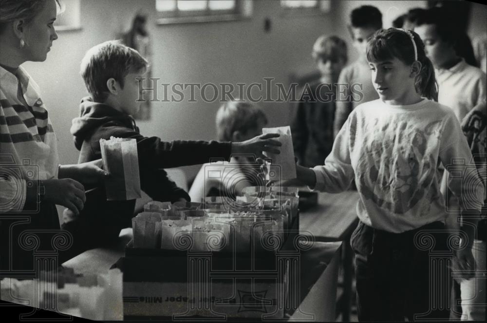 1989 Press Photo students raise money for earthquake victims in California - Historic Images