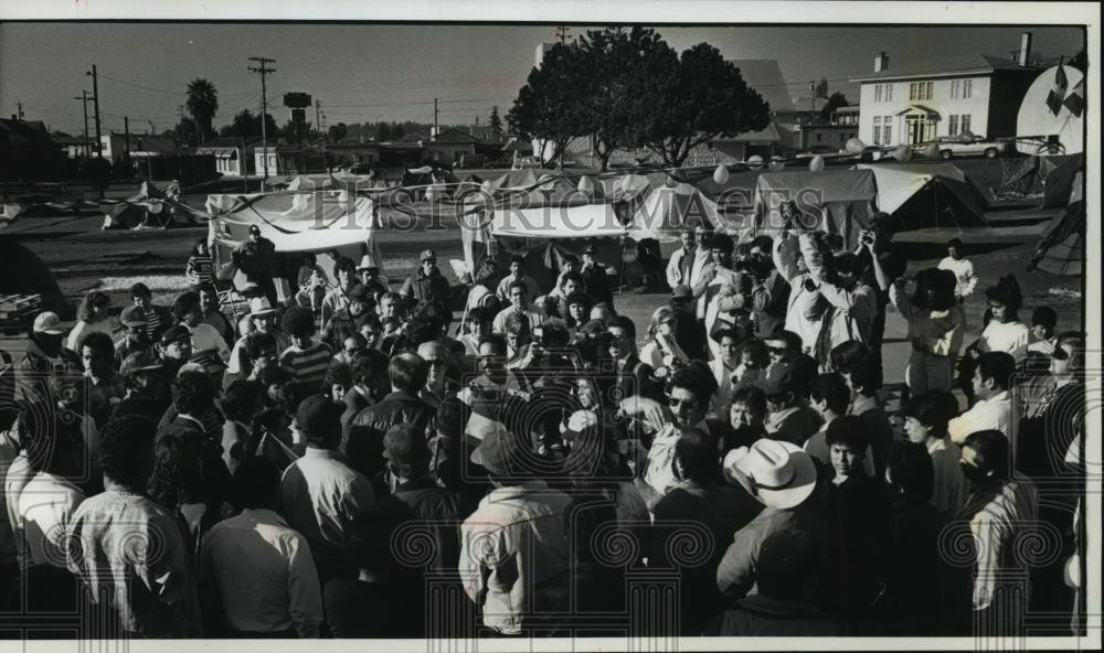 1989 Press Photo Homeless people rally after an earthquake in California - Historic Images