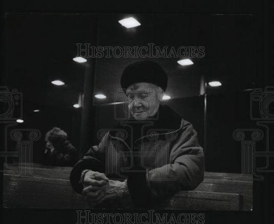 1994 Press Photo Cecillia Kaniut Observes Ritual at Gesu Church on Ash Wednesday - Historic Images
