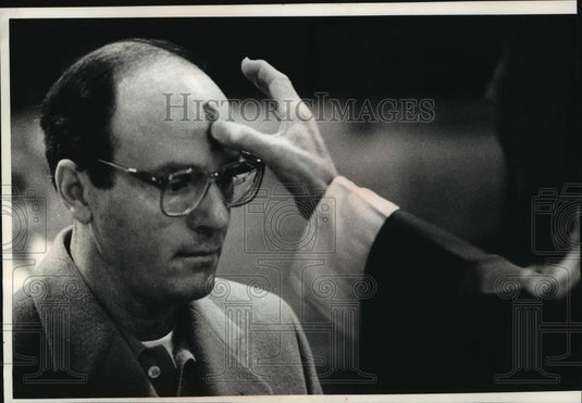1990 Press Photo Bob Spinharney attends Mass at Milwaukee's Gesu Church - Historic Images
