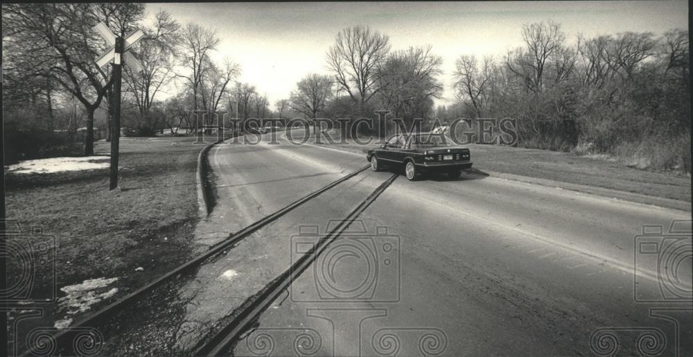 1987 Press Photo Estabrook Parkway, Milwaukee, railroad tracks. - mja99383 - Historic Images