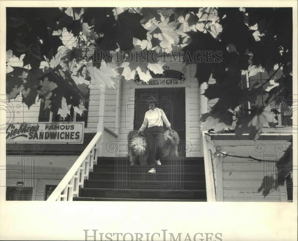 1983 Press Photo Pamela Lueck outside the Siebkens resort hotel in Elkhart Lake - Historic Images