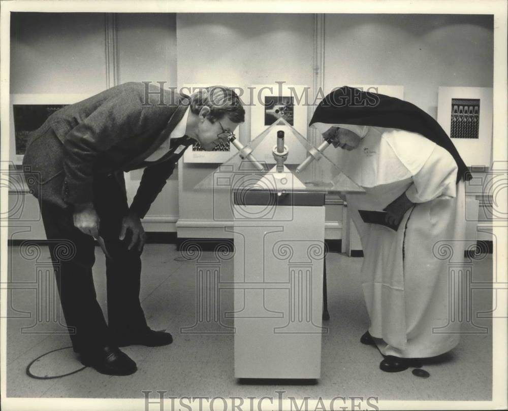 1985 Press Photo James Bailey and Sister Wilson Examine Memory Chip at Exhibit - Historic Images