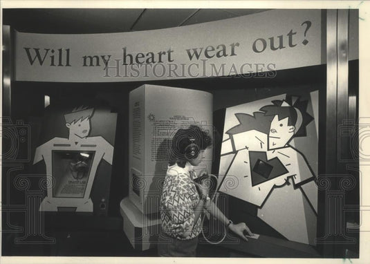 1987 Press Photo Sara Saack Listens To Heartbeat at Milwaukee's Discovery World - Historic Images