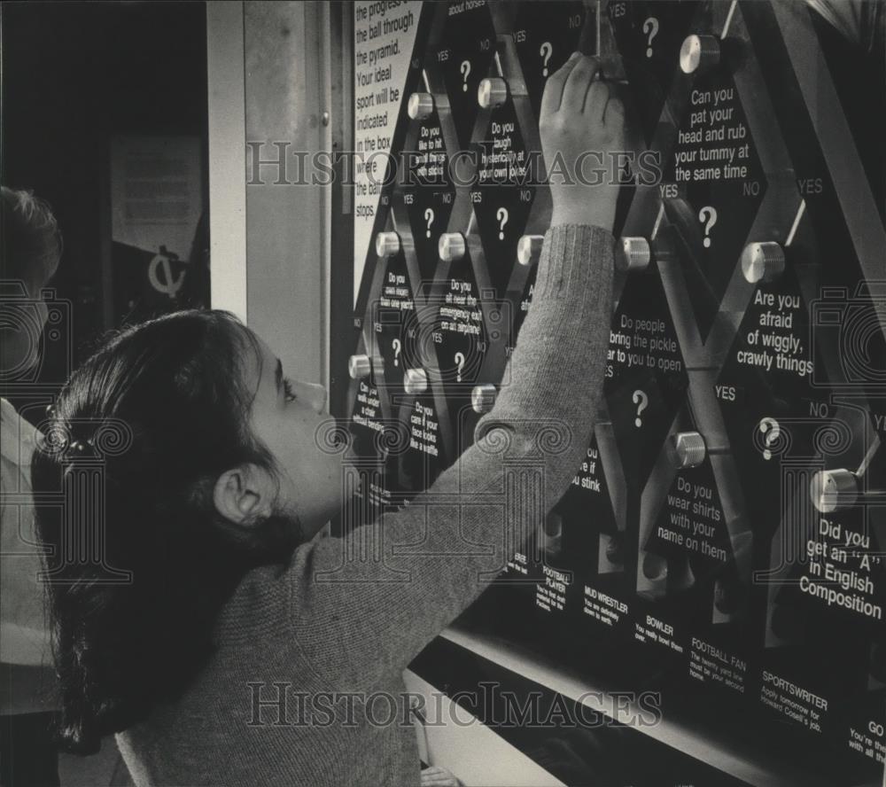 1984 Press Photo Veronica Montoto Plays a Computer Quiz Game at Discovery World - Historic Images