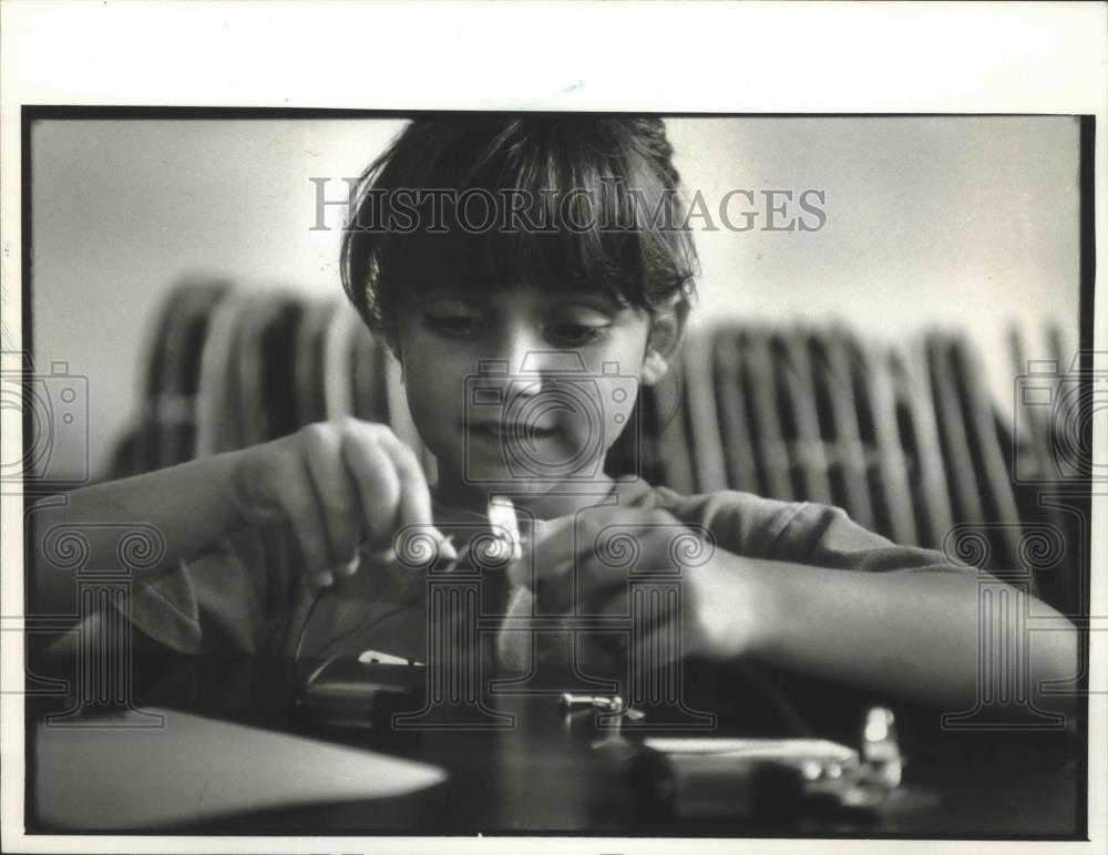 1994 Press Photo Discovery World Museum, Andrea Bruml, trying &quot;Gadgets Galore.&quot; - Historic Images