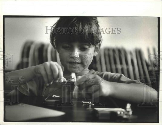 1994 Press Photo Discovery World Museum, Andrea Bruml, trying "Gadgets Galore." - Historic Images