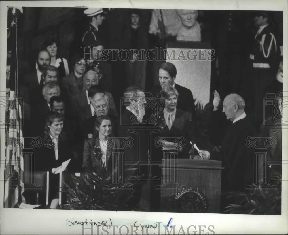 1983 Press Photo Wisconsin, Anthony S. Earl sworn in as the 40th governor. - Historic Images