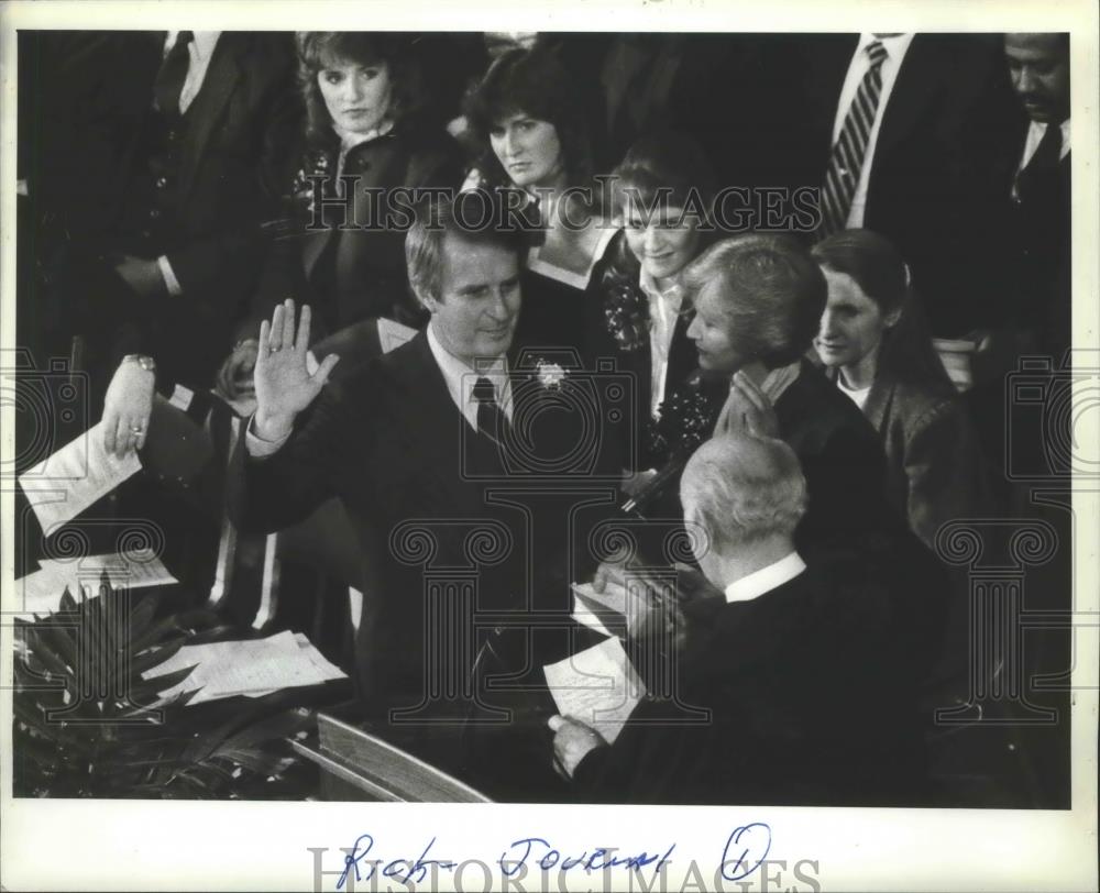 1983 Press Photo Wisconsin Governor Anthony Earl swears in at his Inauguration - Historic Images