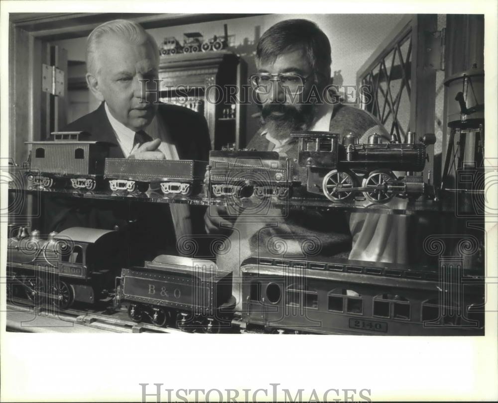 1991 Press Photo Ed Green and John Lundstrom Arranging Toys in Milwaukee Museum - Historic Images