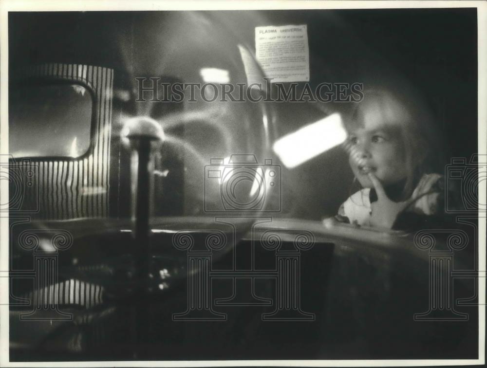 1995 Press Photo Shaina Hilety Fascinated by Exhibit at Discovery World Museum - Historic Images