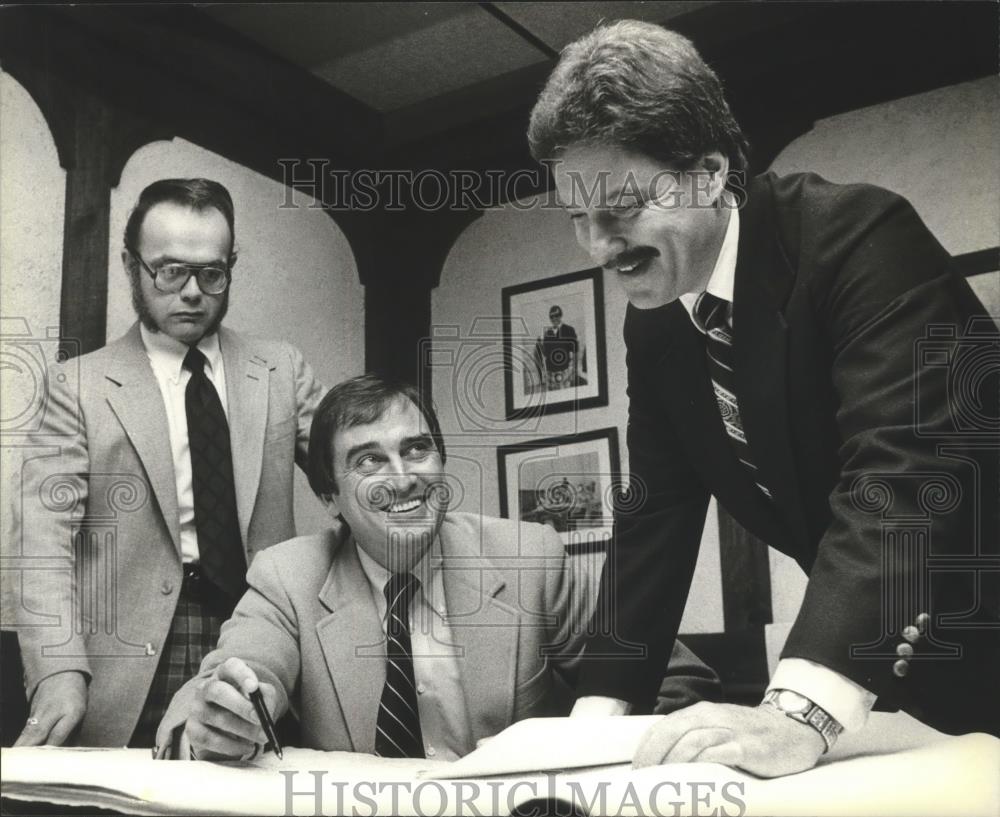 1980 Press Photo Richard M. Duveneck and Executives Discuss Construction Project - Historic Images