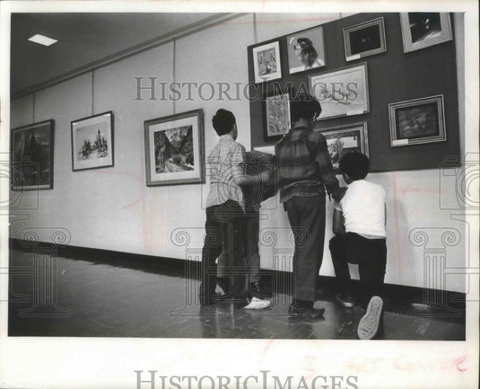 1987 Press Photo Young boys viewing paintings at Milwaukee Art Center - Historic Images